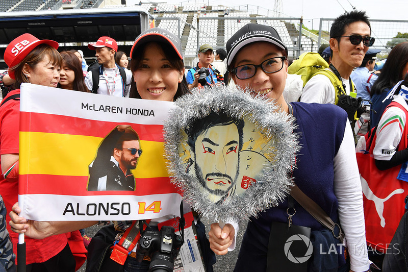 Fernando Alonso, McLaren fans and banners