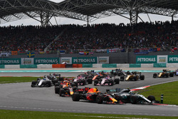 Valtteri Bottas, Mercedes-Benz F1 W08 ve Max Verstappen, Red Bull Racing RB13 startta