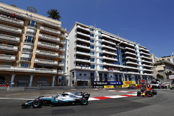 Валттери Боттас, Mercedes AMG F1 W08, и Макс Ферстаппен, Red Bull Racing RB13