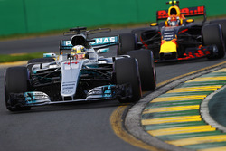 Lewis Hamilton, Mercedes AMG F1 W08, devant Max Verstappen, Red Bull Racing RB13