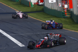 Romain Grosjean, Haas F1 Team VF-17, devant Carlos Sainz Jr., Scuderia Toro Rosso STR12, et Sergio Perez, Force India VJM10