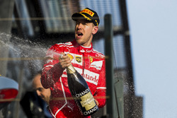 Sebastian Vettel, Ferrari, vainqueur, asperge du champagne sur le podium