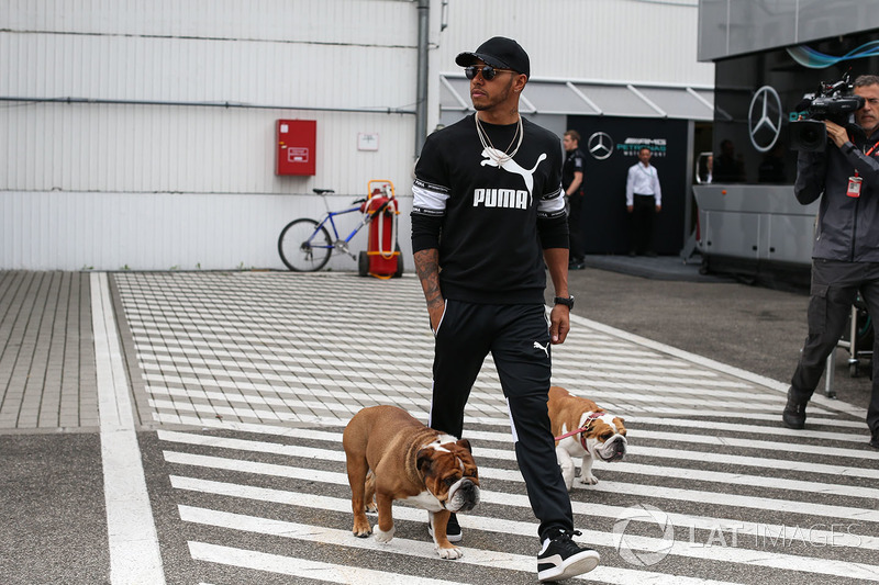 Lewis Hamilton, Mercedes AMG F1 W08 con sus perros Coco y Roscoe