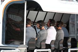 Eric Boullier, Director de carreras de McLaren en el pórtico de la pared de pits