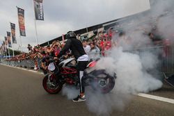 Lewis Hamilton, Mercedes AMG F1 arrives on his MV Agusta Dragster RR LH44 Limited Edition motorbike and performs a burn out for the fans