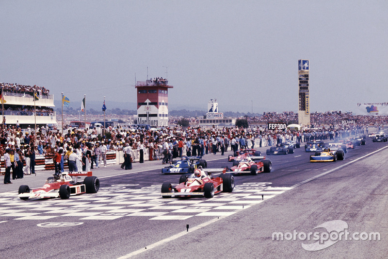 Ganador de la pole James Hunt, McLaren M23 Ford, Niki Lauda Ferrari 312T2