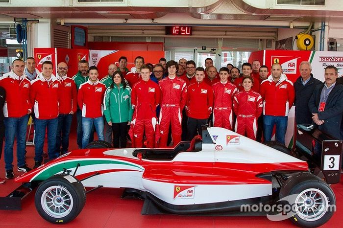 Simone Cunati, Lorenzo Colombo, Marcus Armstrong, David Vidales y Enzo Fittipaldi en la Ferrari Driver Academy