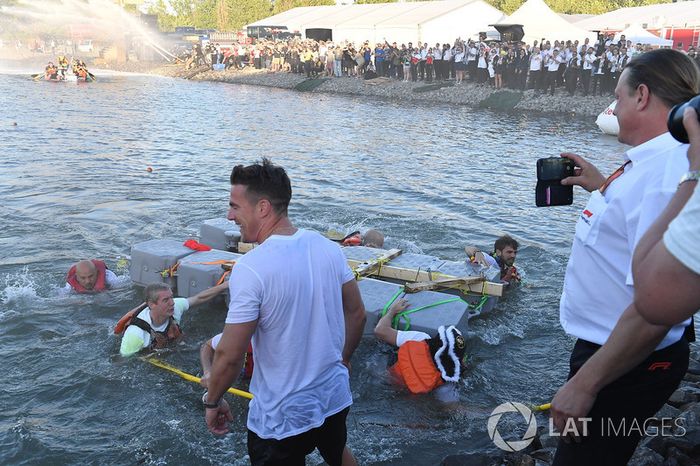 Mercedes AMG F1 en la carrera de balsas