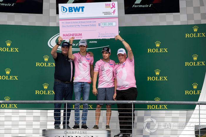 Lutz Hubner, BWT jefe Marketing, Esteban Ocon, Sahara Force India F1, Sergio Pérez, Sahara Force India y Otmar Szafnauer, Sahara Force India Formula Uno equipo COO con un cheque para Caridades del cáncer de mama  en el  de concientización