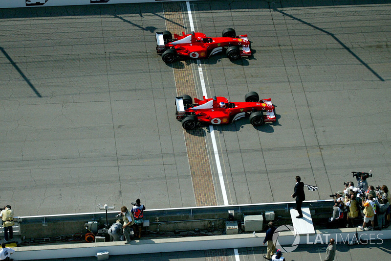 Rubens Barrichello, Ferrari F2002 pasa a Michael Schumacher, Ferrari F2002