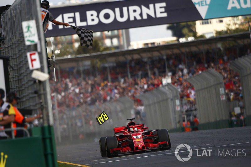 Vettel recebendo a bandeira quadriculada: Rádio: Belo trabalho, Seb. P1. Bem trabalhado. Vettel: Ótimo, pessoal, obrigado. Bela estratégia. Ótimo todos juntos. Estamos chegando lá, ainda temos lição de casa a fazer, mas estamos chegando lá.