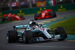 Lewis Hamilton, Mercedes AMG F1 W09, Kimi Raikkonen, Ferrari SF71H, y Sebastian Vettel, Ferrari SF71H