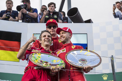 Podio: Inaki Rueda, estratega de carrera Ferrari, ganador de la carrera Sebastian Vettel, Ferrari y