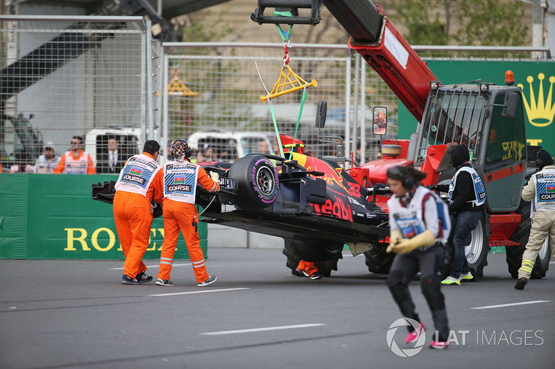 El coche accidentado de Max Verstappen, Red Bull Racing RB14