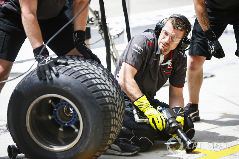 Haas Mechanic preparing for pit stop practice