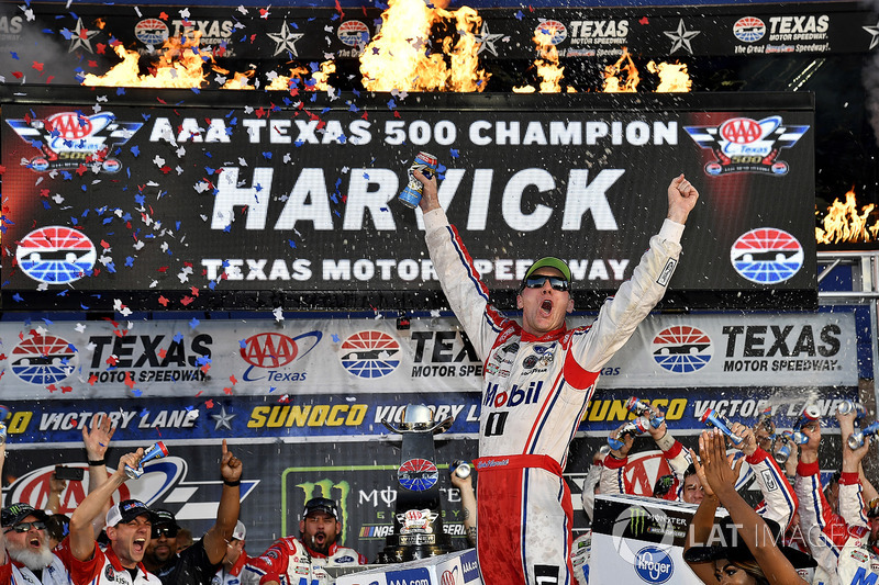 E Kevin Harvick, pela Cup, no domingo. O triunfo classificou o piloto do carro #4 para a final da categoria.