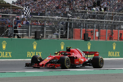 Kimi Raikkonen, Ferrari SF71H toma la bandera a cuadros
