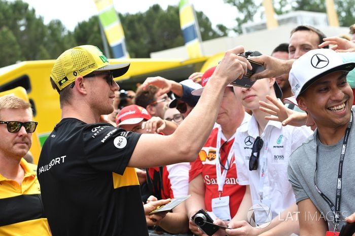 Nico Hulkenberg, Renault Sport F1 Team fans selfie
