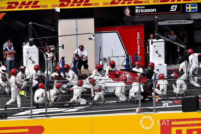 Charles Leclerc, Sauber C37 au stand