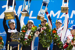Podio assoluto: i vincitori Sébastien Buemi, Kazuki Nakajima, Fernando Alonso, Toyota Gazoo Racing