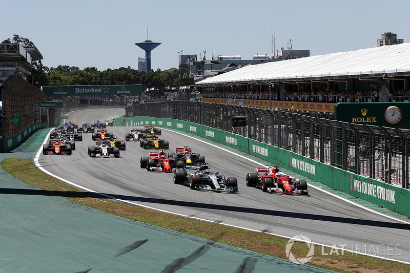 Valtteri Bottas, Mercedes-Benz F1 W08 ve Sebastian Vettel, Ferrari SF70H startta mücadele ediyor