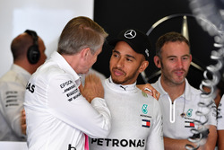 Lewis Hamilton, Mercedes-AMG F1 y Thomas Weber, Miembro del Consejo de Administración