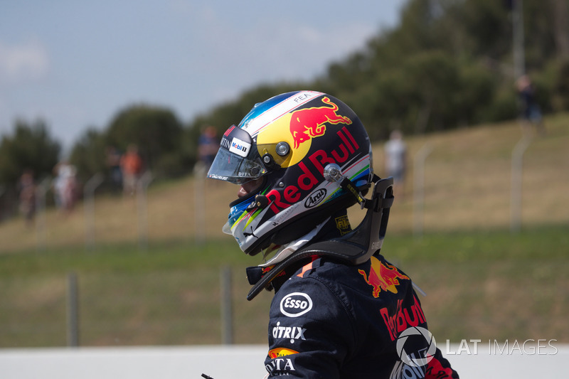 Daniel Ricciardo, Red Bull Racing crashed in FP1