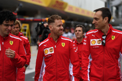 Sebastian Vettel, Ferrari, discute avec Riccardo Adami, ingénieur de course