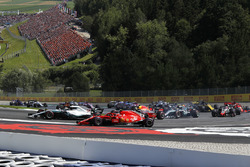 Lewis Hamilton, Mercedes-AMG F1 e Kimi Raikkonen, Ferrari SF71H, lottano al primo giro