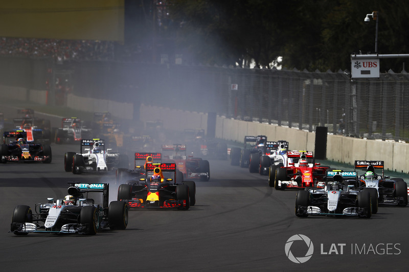 Lewis Hamilton, Mercedes F1 W07 Hybrid, Nico Rosberg, Mercedes F1 W07 Hybrid, Max Verstappen, Red Bu