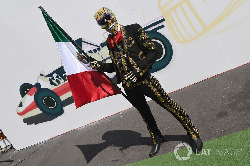 Caracterización de Día de Muertos con una bandera mexicana