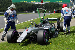 Der Mercedes AMG F1 W07 Hybrid von Nico Rosberg, nach dem Crash im 3. Training