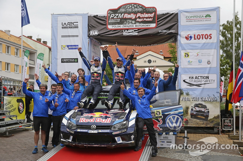 Para pemenang Andreas Mikkelsen, Anders Jﾃ､ger, Volkswagen Polo WRC, Volkswagen Motorsport bersama t