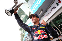 Le vainqueur Daniel Ricciardo, Red Bull Racing fête sa victoire avec l'équipe