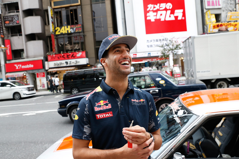 Daniel Ricciardo y Max Verstappen, Red Bull Racing conducen alrededor de Tokio en un coche de Bosozu