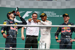 Podio: il vincitore Lewis Hamilton, Mercedes AMG F1, il secondo classificato Daniel Ricciardo, Red B