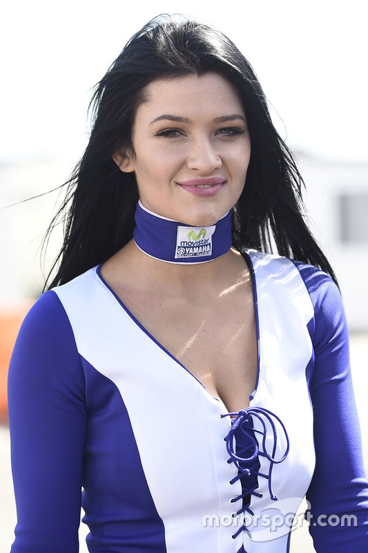 Чарівна дівчина Yamaha