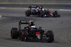 Jenson Button, McLaren MP4-31 y Stoffel Vandoorne, McLaren MP4-31