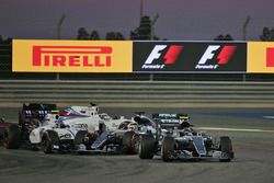 Start zum Rennen: Nico Rosberg, Mercedes AMG F1 Team W07; Valtteri Bottas, Williams FW38 und Lewis H