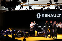 Frédéric Vasseur, Directeur de la Compétition Renault Sport F1 Team, Carlos Ghosn, Président de Renault, Jolyon Palmer, Renault Sport F1 team, Esteban Ocon Renault Sport F1 team, Kevin Magnussen, Renault Sport F1 team