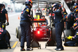 Daniel Ricciardo, Red Bull Racing RB12, oefent een pitstop