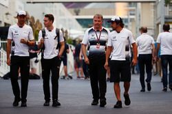 Jenson Button, McLaren con Stoffel Vandoorne, McLaren Piloto de pruebas y de reserva con Fernando Al