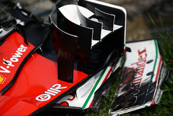 L'ala anteriore danneggiata di Kimi Raikkonen, Ferrari