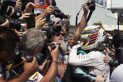 1. Lewis Hamilton, Mercedes AMG F1 W07 Hybrid, im Parc Fermé