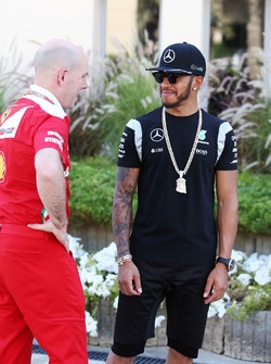 Lewis Hamilton, de Mercedes AMG F1 Team con Jock claro, Ferrari, Director de ingeniería