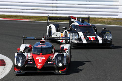 #6 Toyota Racing Toyota TS050 Hybrid: Stéphane Sarrazin, Mike Conway, Kamui Kobayashi, #1 Porsche Te