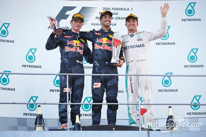 Podium: ganador, Daniel Ricciardo, Red Bull Racing, segundo, Max Verstappen, Red Bull Racing, tercero, Nico Rosberg, Mercedes AMG F1