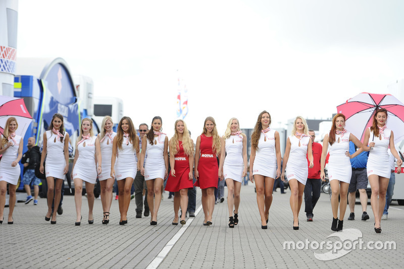 De charmantes Grid Girls