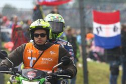 Valentino Rossi, Yamaha Factory Racing, sobre un scooter después de abandonar la carrera en Assen