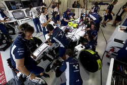 Das Team arebitet am Auto von Valtteri Bottas, Williams FW38 Mercedes